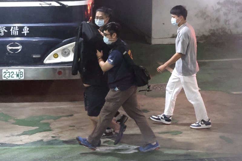 警方逮捕經營黃牛售票平台的43歲劉姓男子（外套蓋頭者）與33歲張姓女子夫妻檔黃牛到案，全案依涉嫌違反文化創意產業發展法、刑法偽造文書、詐欺等罪嫌，移送台北地檢署偵辦。記者林伯東／攝影
