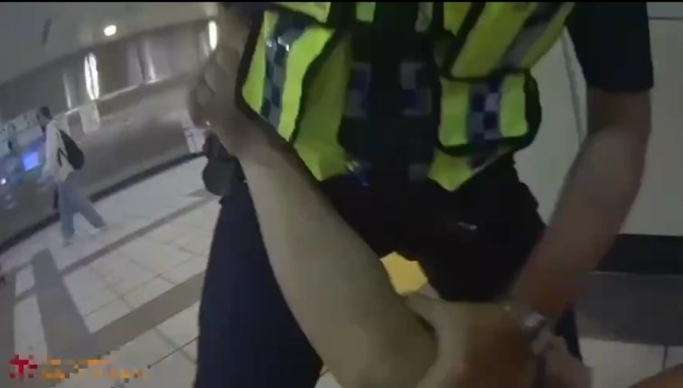 李男昨晚帶著酒意,手拿球棒前往三重國小捷運站內咆哮,遭轄區警壓制帶回保護管束。記者曾伯愷/翻攝 李男昨晚帶著酒意,手拿球棒前往三重國小捷運站內咆哮,遭轄區警壓制帶回保護管束。記者曾伯愷/翻攝
