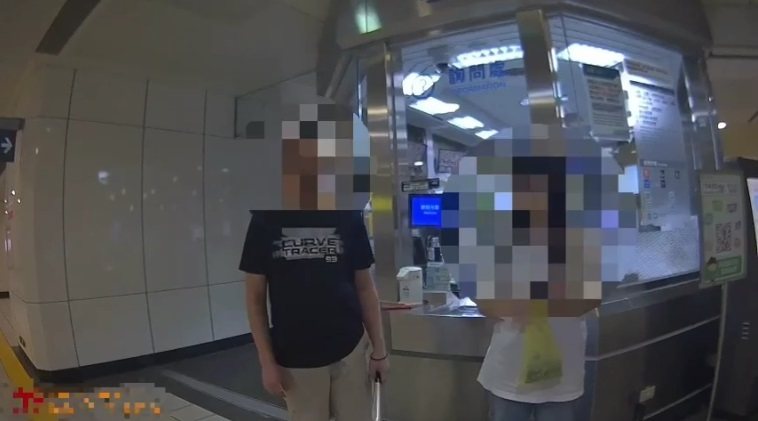 李男昨晚帶著酒意,手拿球棒前往三重國小捷運站內咆哮,遭轄區警壓制帶回保護管束。記者曾伯愷/翻攝 李男昨晚帶著酒意,手拿球棒前往三重國小捷運站內咆哮,遭轄區警壓制帶回保護管束。記者曾伯愷/翻攝