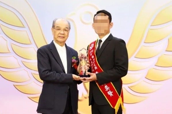 刑大偵一隊鄭姓(右)偵查員去年榮獲警光獎。圖/取自新北巿警局官網 刑大偵一隊鄭姓(右)偵查員去年榮獲警光獎。圖/取自新北巿警局官網