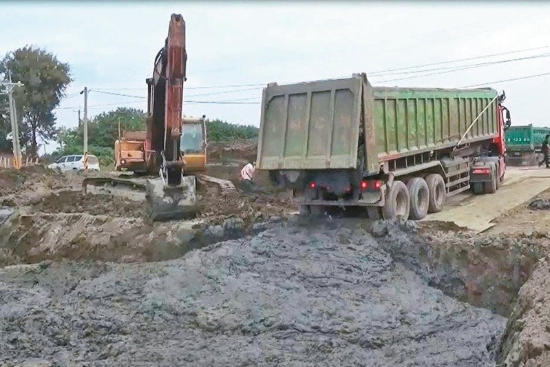 彰化農地、魚塭遭傾倒雙北、新竹的營建廢土，受害面積達6.5個大安森林公園。圖／彰檢提供