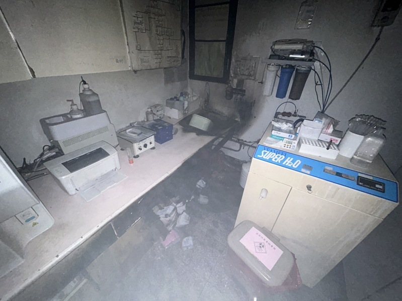苗栗縣竹南慈佑醫院清晨驚傳火警,地下1樓檢驗室冒出白煙,全棟105人經院方關閉防火門就地避難。圖/苗栗縣消防局提供 苗栗縣竹南慈佑醫院清晨驚傳火警,地下1樓檢驗室冒出白煙,全棟105人經院方關閉防火門就地避難。圖/苗栗縣消防局提供