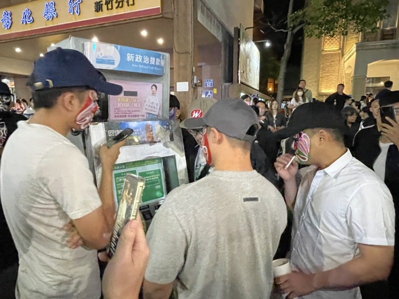 新竹市萬聖大遊行明天登場,由於去年曾發生黑衣臉譜男抽菸包圍「新政治提款機」引發熱議,今年新竹市警察局也全面升級,預置機動快打處理小組。圖/報系資料照 新竹市萬聖大遊行明天登場,由於去年曾發生黑衣臉譜男抽菸包圍「新政治提款機」引發熱議,今年新竹市警察局也全面升級,預置機動快打處理小組。圖/報系資料照