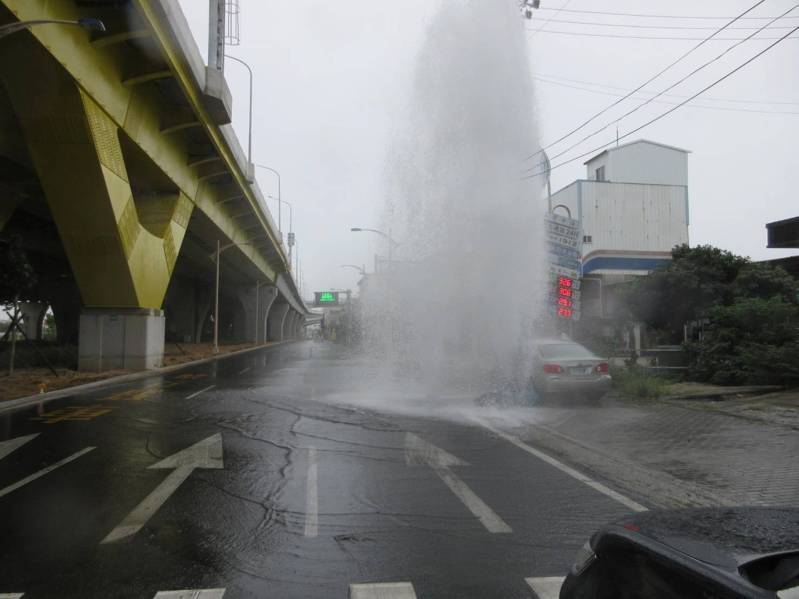台中市周姓男子今天中午開車,行經北屯區松竹路時,撞斷消防栓,水柱噴發半天高。記者陳宏睿/翻攝 台中市周姓男子今天中午開車,行經北屯區松竹路時,撞斷消防栓,水柱噴發半天高。記者陳宏睿/翻攝
