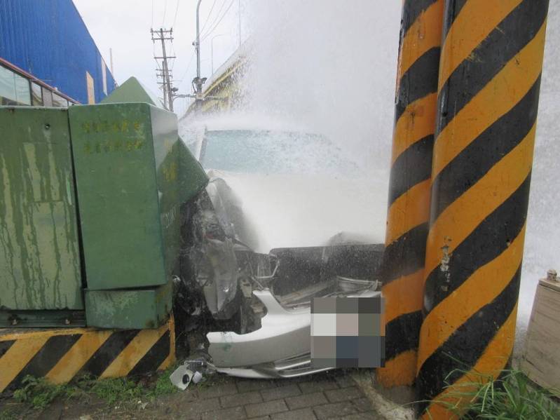 台中市周姓男子今天中午開車,行經北屯區松竹路時,撞斷消防栓,水柱噴發半天高。記者陳宏睿/翻攝 台中市周姓男子今天中午開車,行經北屯區松竹路時,撞斷消防栓,水柱噴發半天高。記者陳宏睿/翻攝