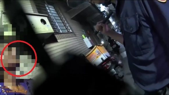 江男因通緝遭警逮捕,依法解送歸案。記者曾伯愷/翻攝 江男因通緝遭警逮捕,依法解送歸案。記者曾伯愷/翻攝