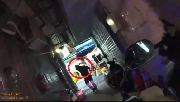 江男因通緝遭警逮捕,依法解送歸案。記者曾伯愷/翻攝 江男因通緝遭警逮捕,依法解送歸案。記者曾伯愷/翻攝