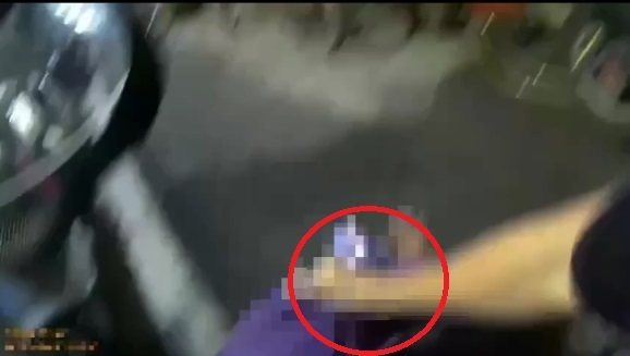 江男因通緝遭警逮捕,依法解送歸案。記者曾伯愷/翻攝 江男因通緝遭警逮捕,依法解送歸案。記者曾伯愷/翻攝