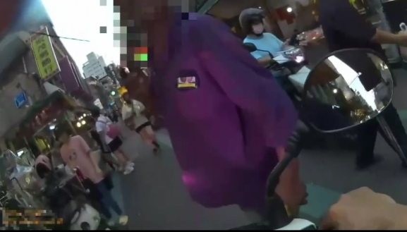 江男因通緝遭警逮捕,依法解送歸案。記者曾伯愷/翻攝 江男因通緝遭警逮捕,依法解送歸案。記者曾伯愷/翻攝
