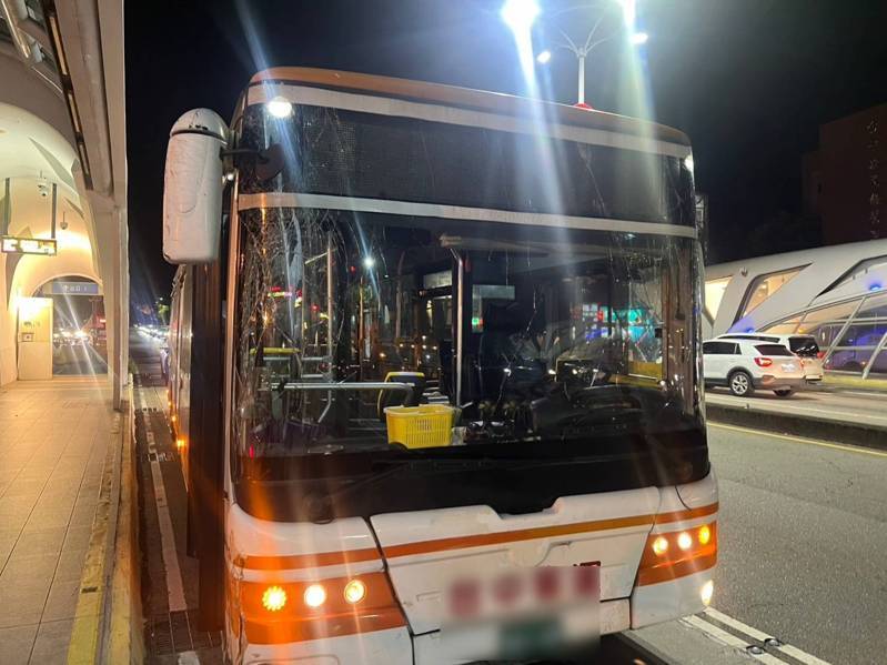 台中客運公車撞上分隔島,釀車上1名乘客摔傷送醫。記者曾健祐/翻攝 台中客運公車撞上分隔島,釀車上1名乘客摔傷送醫。記者曾健祐/翻攝