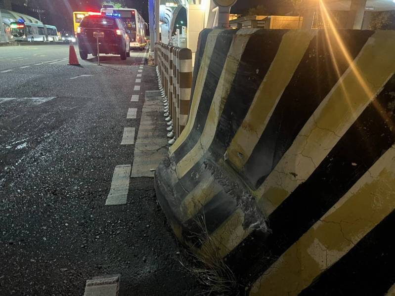 台中客運公車撞上分隔島,釀車上1名乘客摔傷送醫。記者曾健祐/翻攝 台中客運公車撞上分隔島,釀車上1名乘客摔傷送醫。記者曾健祐/翻攝