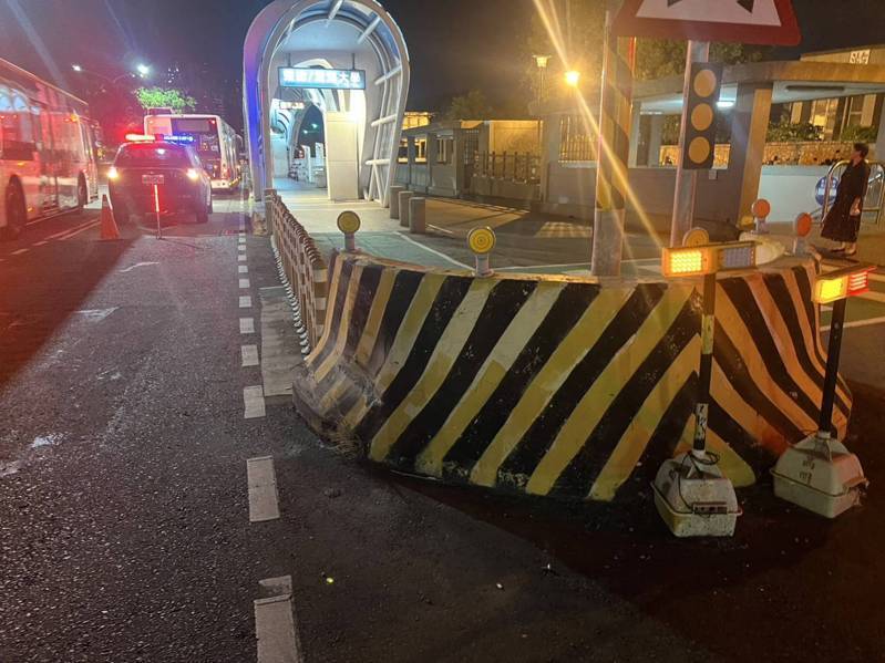 台中客運公車撞上分隔島,釀車上1名乘客摔傷送醫。記者曾健祐/翻攝 台中客運公車撞上分隔島,釀車上1名乘客摔傷送醫。記者曾健祐/翻攝
