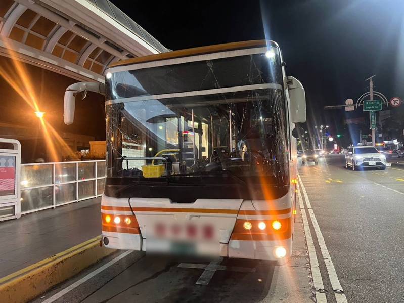 台中客運公車撞上分隔島,釀車上1名乘客摔傷送醫。記者曾健祐/翻攝 台中客運公車撞上分隔島,釀車上1名乘客摔傷送醫。記者曾健祐/翻攝