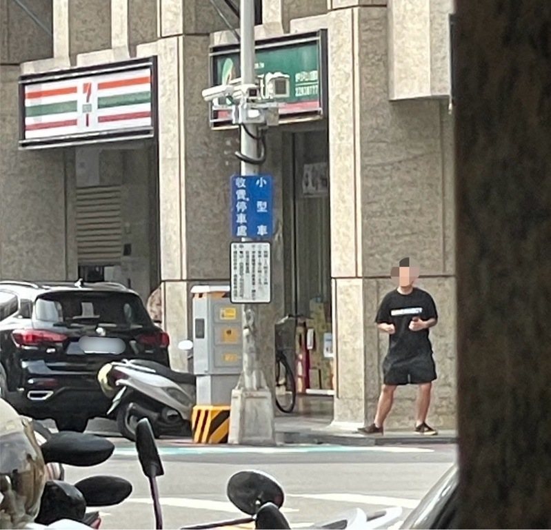 警方發現另名在外把風的黑衣車手。記者曾健祐/翻攝 警方發現另名在外把風的黑衣車手。記者曾健祐/翻攝
