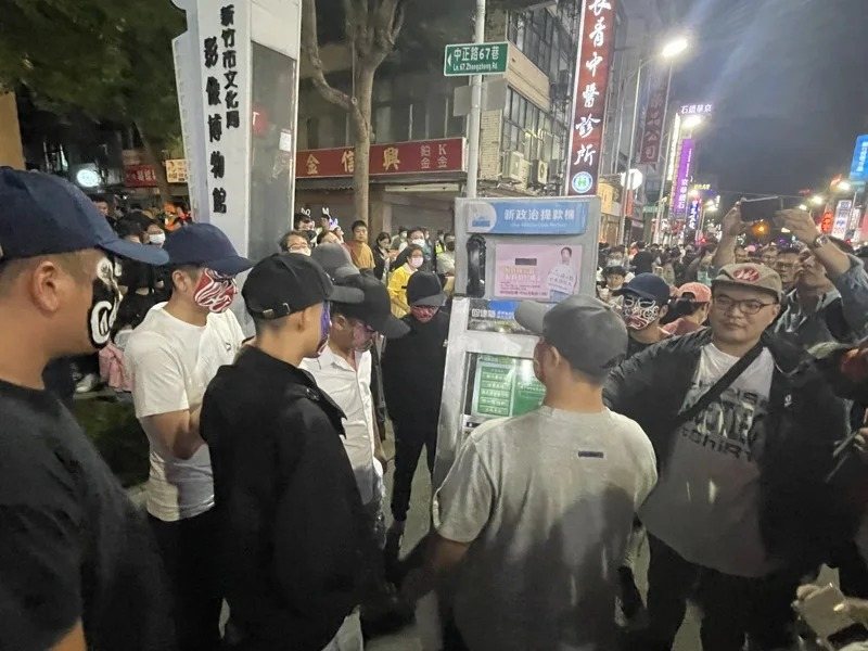 新竹市去年舉辦萬聖遊行,卻上演「臉譜男」包圍「新政治提款機」爭議。圖/本報資料照片 新竹市去年舉辦萬聖遊行,卻上演「臉譜男」包圍「新政治提款機」爭議。圖/本報資料照片