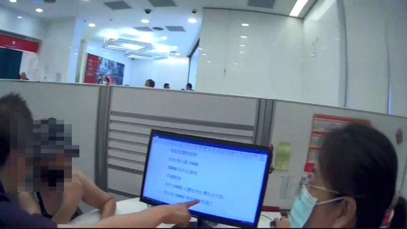 高雄64歲林姓婦人網路交友，心儀貼著韓國歐爸帥照的男子，前天上午至銀行匯款2萬元欲幫男方買機票時，行員和警方聯手勸阻。記者石秀華／翻攝