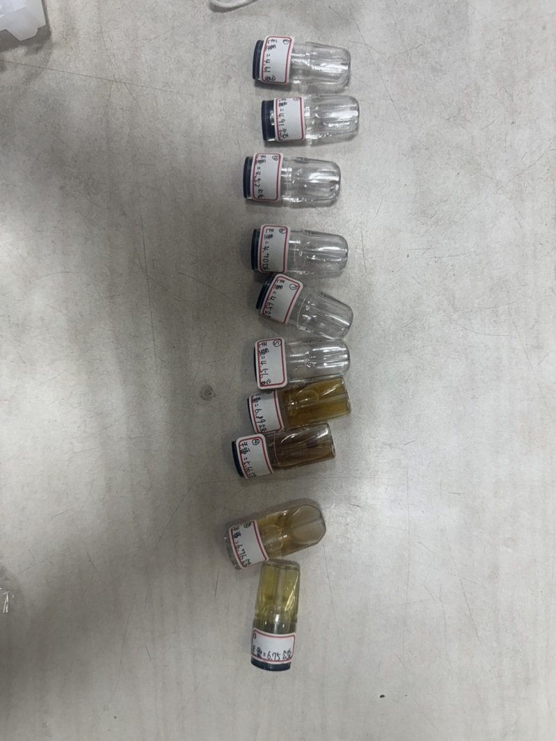 員警介入發現,許女房內有貌似用來儲存笑氣的鋼瓶1支、氣球數顆,不明電子菸彈10顆。記者李隆揆/翻攝 ※ 珍愛生命,向毒品說 NO!毒品危害防制諮詢專線 0800-770-885 員警介入發現,許女房內有貌似用來儲存笑氣的鋼瓶1支、氣球數顆,不明電子菸彈10顆。記者李隆揆/翻攝 ※ 珍愛生命,向毒品說 NO!毒品危害防制諮詢專線 0800-770-885