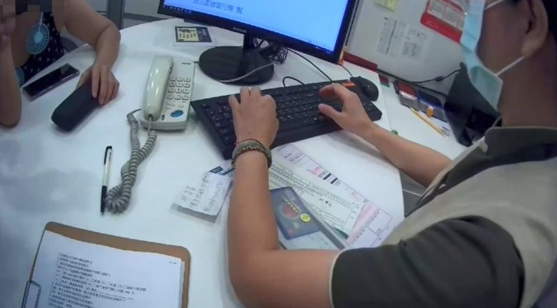 高雄64歲林姓婦人網路交友，心儀貼著韓國歐爸帥照的男子，前天上午至銀行匯款2萬元欲幫男方買機票時，行員和警方聯手勸阻。記者石秀華／翻攝