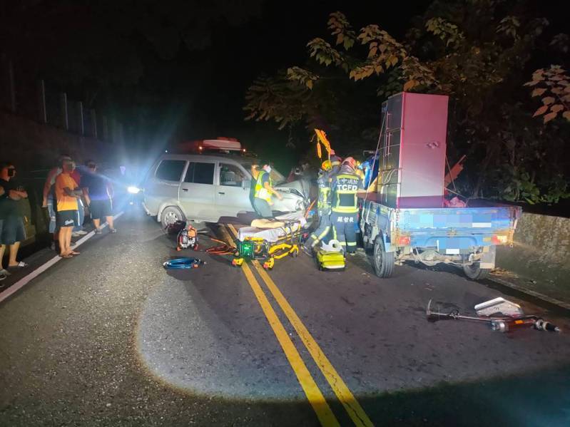 台中市和平區台8線23.5公里處昨晚發生車禍，3人受傷，消防隊員和員警趕到現場搶救。圖／警方提供