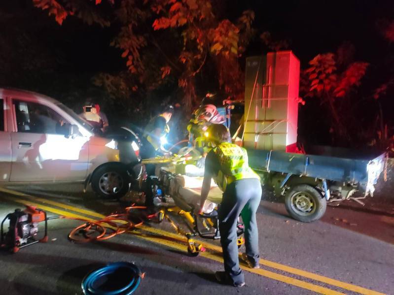 台中市和平區台8線23.5公里處昨晚發生車禍，3人受傷，消防隊員和員警趕到現場搶救。圖／警方提供