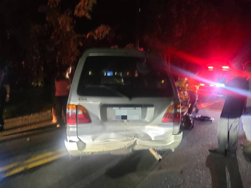 台中市和平區台8線23.5公里處昨晚發生車禍，3人受傷，消防隊員和員警趕到現場搶救。圖／警方提供