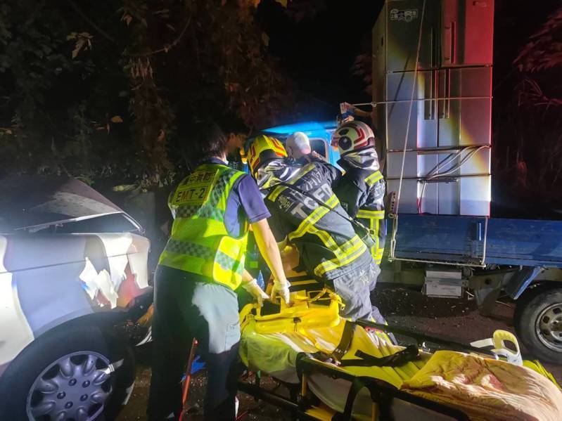 台中市和平區台8線23.5公里處昨晚發生車禍，3人受傷，消防隊員和員警趕到現場搶救。圖／警方提供