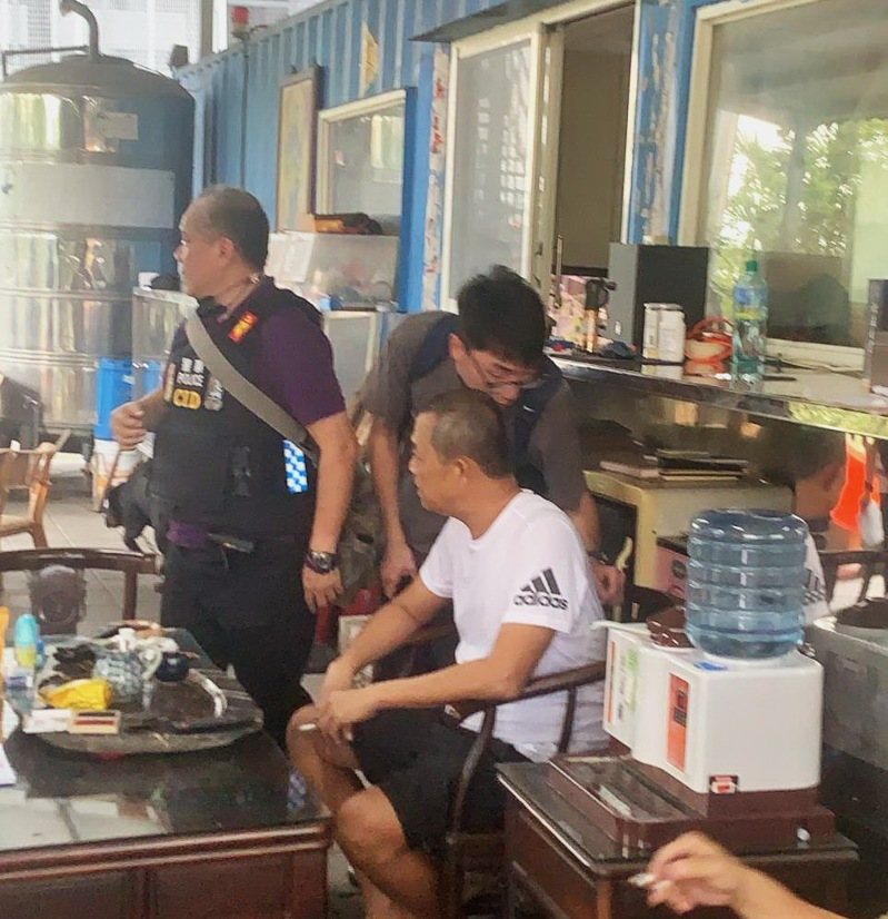 警方到屏東搜索龔姓男子的住處及其提供用來拘禁被害人的鵨舍。圖/雲林地檢署提供 警方到屏東搜索龔姓男子的住處及其提供用來拘禁被害人的鵨舍。圖/雲林地檢署提供
