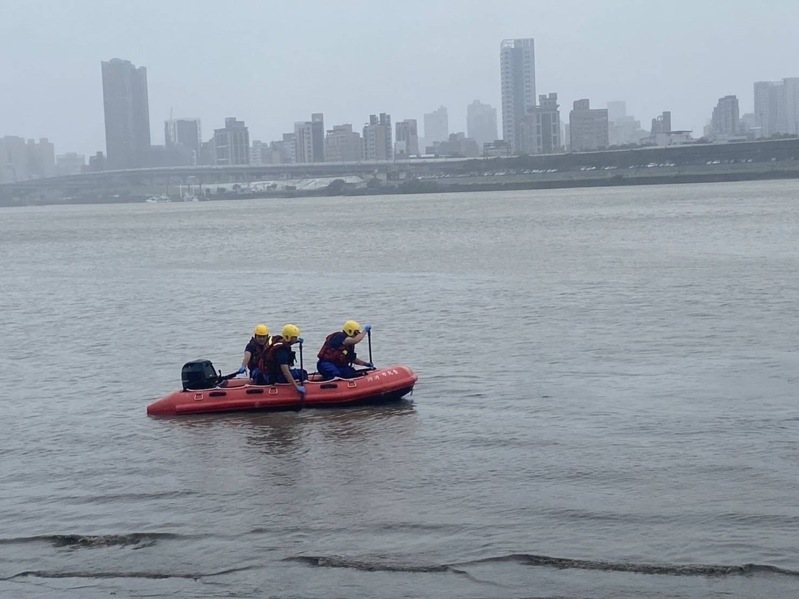 警消將遺體打撈上岸後初判死者50歲,身上無證件,警方清查死者身分中。記者李隆揆/翻攝 警消將遺體打撈上岸後初判死者50歲,身上無證件,警方清查死者身分中。記者李隆揆/翻攝