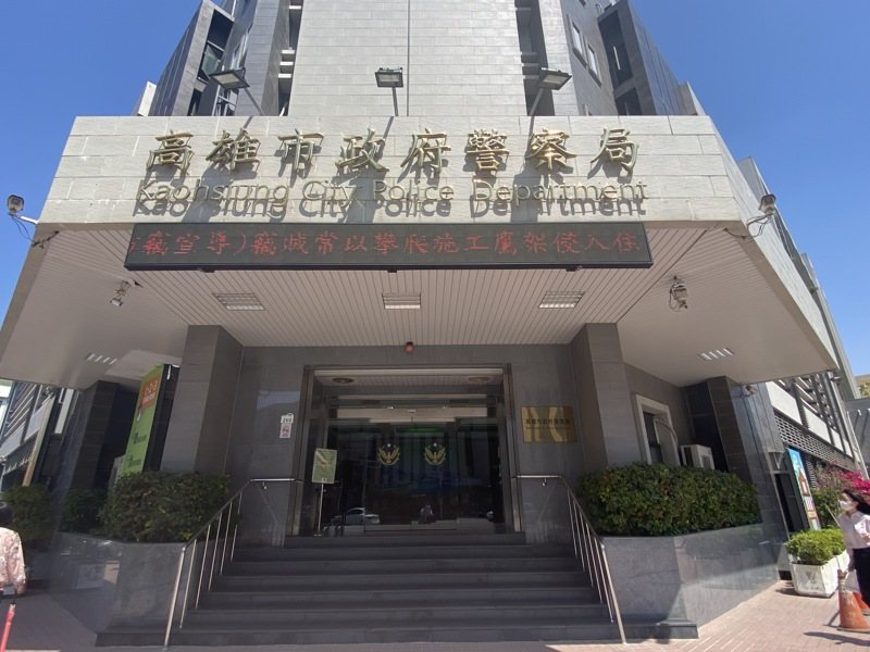高雄市警察局北區某分局派出所的一名50餘歲高姓警員買3支穿雲箭想射魚,結果被自家人逮捕遭記過懲處。記者石秀華/攝影 高雄市警察局北區某分局派出所的一名50餘歲高姓警員買3支穿雲箭想射魚,結果被自家人逮捕遭記過懲處。記者石秀華/攝影
