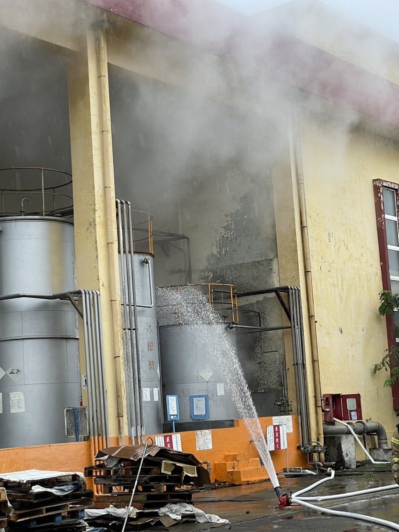 台南市官田區一間工廠2日發生疑似雙氧水儲槽洩漏冒煙情況，消防人員獲報到場進行水霧防護。（讀者提供）中央社 中央通訊社
