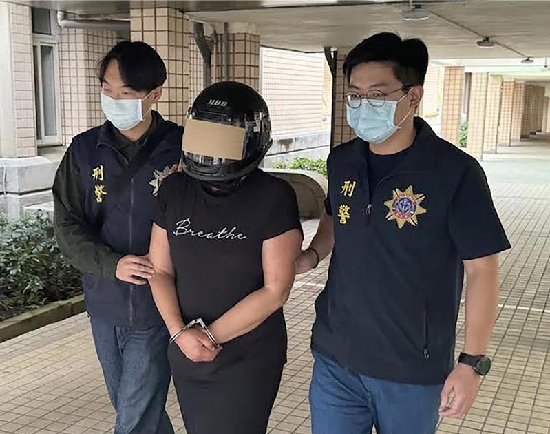 57歲澳洲籍女子Debbie Voulgaris於2023年12月10日來台旅遊,行李夾藏海洛因、古柯鹼等毒品遭查獲,桃園地院今天宣判,依運輸一級毒品罪判處徒刑16年,執行後將驅逐出境。圖/航空警察局提供 57歲澳洲籍女子Debbie Voulgaris於2023年12月10日來台旅遊,行李夾藏海洛因、古柯鹼等毒品遭查獲,桃園地院今天宣判,依運輸一級毒品罪判處徒刑16年,執行後將驅逐出境。圖/航空警察局提供
