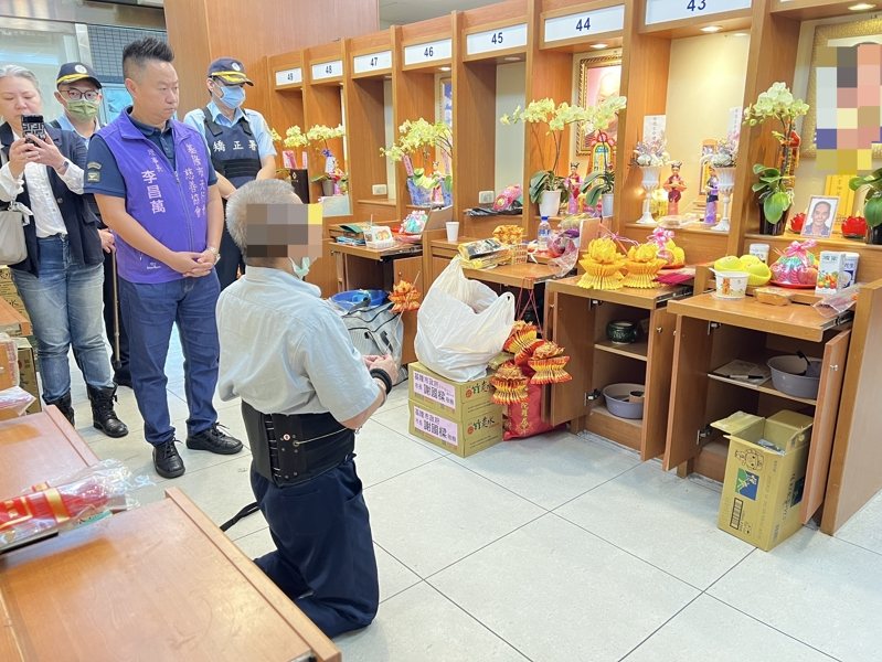 詹男今天手銬腳蹽跪在母親靈堂前,哭喊「媽媽我錯了,我不孝」,令人動容。圖/李昌萬提供 詹男今天手銬腳蹽跪在母親靈堂前,哭喊「媽媽我錯了,我不孝」,令人動容。圖/李昌萬提供