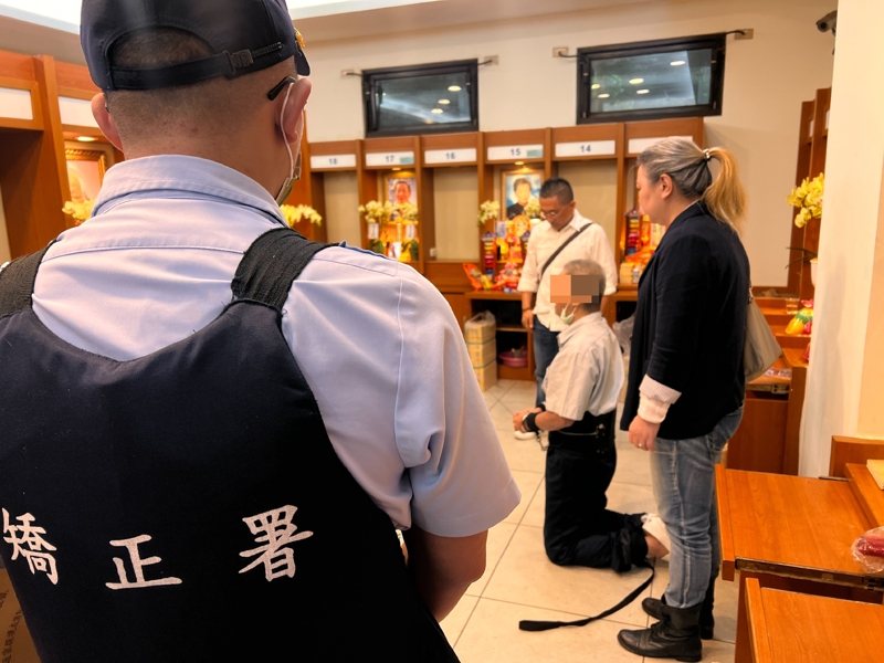 詹男今天手銬腳蹽跪在母親靈堂前,哭喊「媽媽我錯了,我不孝」,令人動容。圖/李昌萬提供 詹男今天手銬腳蹽跪在母親靈堂前,哭喊「媽媽我錯了,我不孝」,令人動容。圖/李昌萬提供