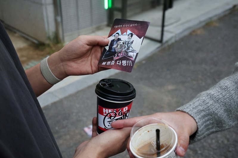 北韓24日首度空飄傳單到南韓,謾罵南韓總統尹錫悅與第一夫人金建希。不少民眾好奇觀看。(路透) 北韓24日首度空飄傳單到南韓,謾罵南韓總統尹錫悅與第一夫人金建希。不少民眾好奇觀看。(路透)