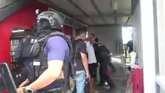 雲林警方赴屏東涉嫌囚禁凌虐的鵨舍現場攻堅抓人。記者蔡維斌／翻攝