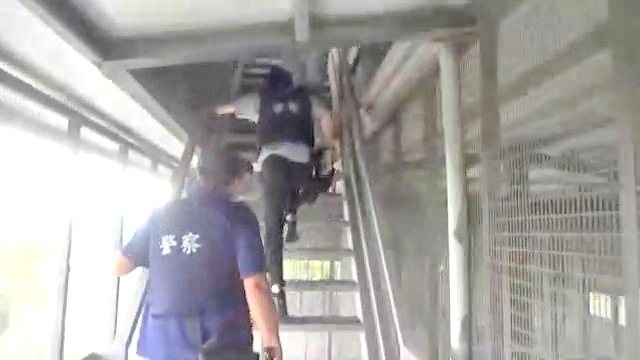 雲林警方赴屏東涉嫌囚禁凌虐的鵨舍現場攻堅抓人。記者蔡維斌／翻攝