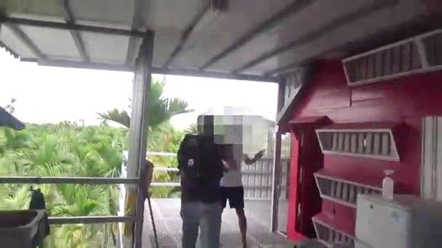 雲林警方赴屏東涉嫌囚禁凌虐的鵨舍現場攻堅抓人。記者蔡維斌／翻攝