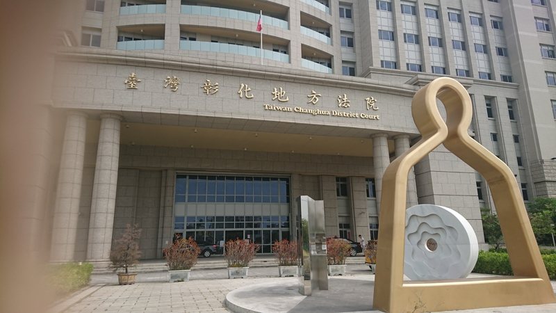 彰化地方法院判處蕭女犯製造第二級毒品罪、轉讓禁藥罪,判處有期徒刑2年7月及3月。記者簡慧珍/攝影 彰化地方法院判處蕭女犯製造第二級毒品罪、轉讓禁藥罪,判處有期徒刑2年7月及3月。記者簡慧珍/攝影