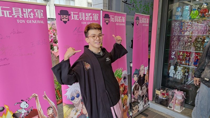 「反骨男孩」成員、網紅孫生在北市東區餐廳外抽菸時,對一名同行女子襲臀,遭台北地檢署依性騷擾罪嫌起訴。記者林怡秀/攝影 「反骨男孩」成員、網紅孫生在北市東區餐廳外抽菸時,對一名同行女子襲臀,遭台北地檢署依性騷擾罪嫌起訴。記者林怡秀/攝影