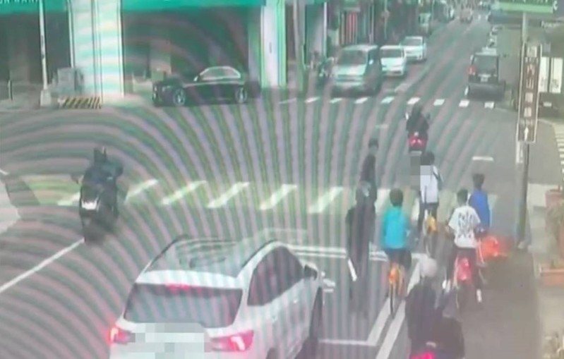 警方調閱路口監視器影像，發現雙方一陣對話後，亮刀男折返騎機車離去，現場無人受傷。圖／警方提供