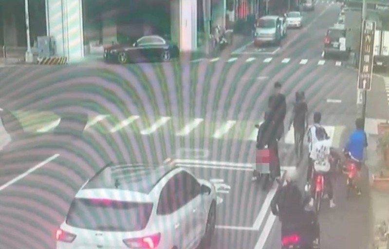 警方指出，雙方疑似行車糾紛，一名騎U-bike大專男學生遭後方騎機車男子追上，頭戴安全帽的黑衣惡男竟當街亮出一把西瓜刀威嚇男學生。圖／警方提供