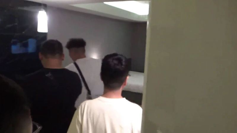 警方進入汽車旅館查緝。記者黃子騰/翻攝 警方進入汽車旅館查緝。記者黃子騰/翻攝