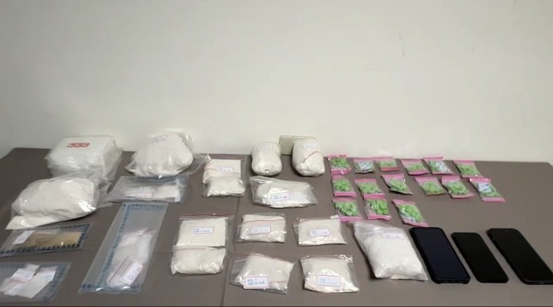新北警查扣海洛因、安非他命及喪屍菸彈等毒品。記者黃子騰/翻攝 ※ 珍愛生命,向毒品說 NO!毒品危害防制諮詢專線 0800-770-885 新北警查扣海洛因、安非他命及喪屍菸彈等毒品。記者黃子騰/翻攝 ※ 珍愛生命,向毒品說 NO!毒品危害防制諮詢專線 0800-770-885