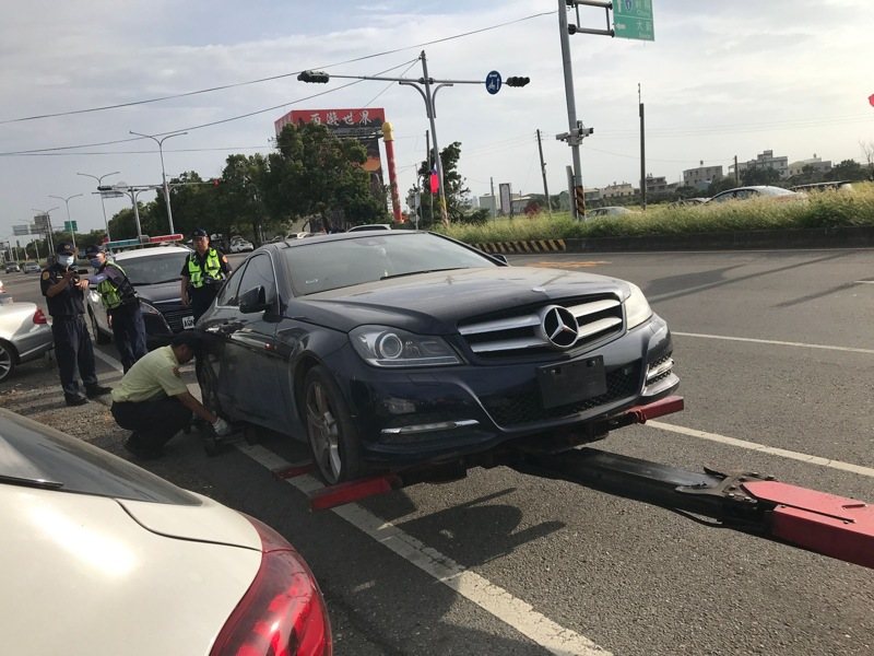 交通部公路局所屬監理單位今會同警察機關至違規車輛出沒熱點,執行擴大攔查「註銷及偽變造號牌」路檢勤務。圖/公路局提供 交通部公路局所屬監理單位今會同警察機關至違規車輛出沒熱點,執行擴大攔查「註銷及偽變造號牌」路檢勤務。圖/公路局提供