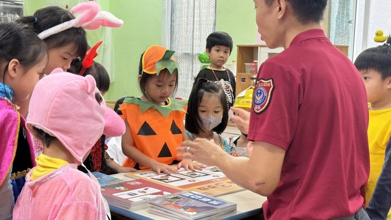 桃園市消防局第一救災救護大隊三民分隊在幼兒園舉辦「萬聖節安全玩」消防宣導活動,以寓教於樂方式,學習重要安全的消防知識,讓防災教育從小深植於心。記者陳恩惠/翻攝 桃園市消防局第一救災救護大隊三民分隊在幼兒園舉辦「萬聖節安全玩」消防宣導活動,以寓教於樂方式,學習重要安全的消防知識,讓防災教育從小深植於心。記者陳恩惠/翻攝