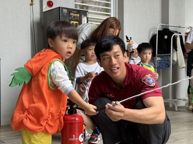 桃園市消防局第一救災救護大隊三民分隊在幼兒園舉辦「萬聖節安全玩」消防宣導活動,以寓教於樂方式,學習重要安全的消防知識,讓防災教育從小深植於心。記者陳恩惠/翻攝 桃園市消防局第一救災救護大隊三民分隊在幼兒園舉辦「萬聖節安全玩」消防宣導活動,以寓教於樂方式,學習重要安全的消防知識,讓防災教育從小深植於心。記者陳恩惠/翻攝