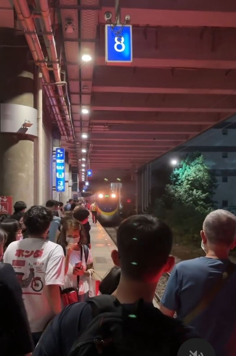 台鐵新烏日站25日晚間傳出有一名高中生疑似踩空落軌，所幸及時被救起，進站中的列車駕駛見狀及時煞車，未釀傷亡。圖／翻攝自Threads