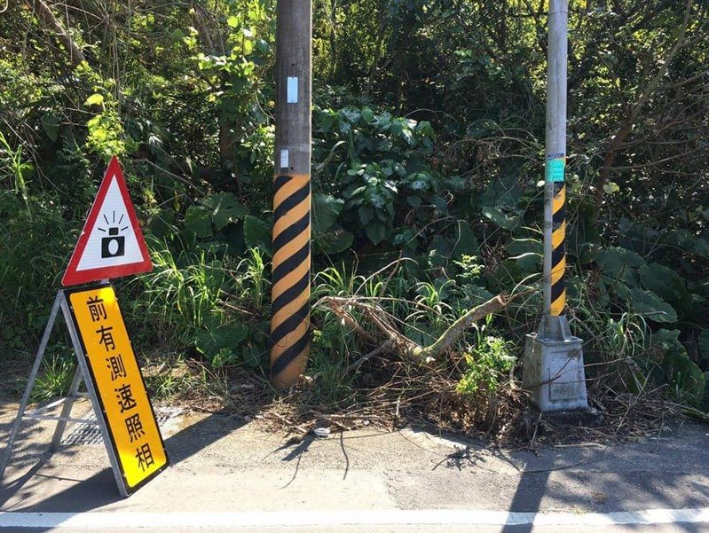在執行機動測速照相取締時，依照規定要放「警52」標誌提醒車輛駕駛。示意圖(與本案無關)／台南巿警局提供