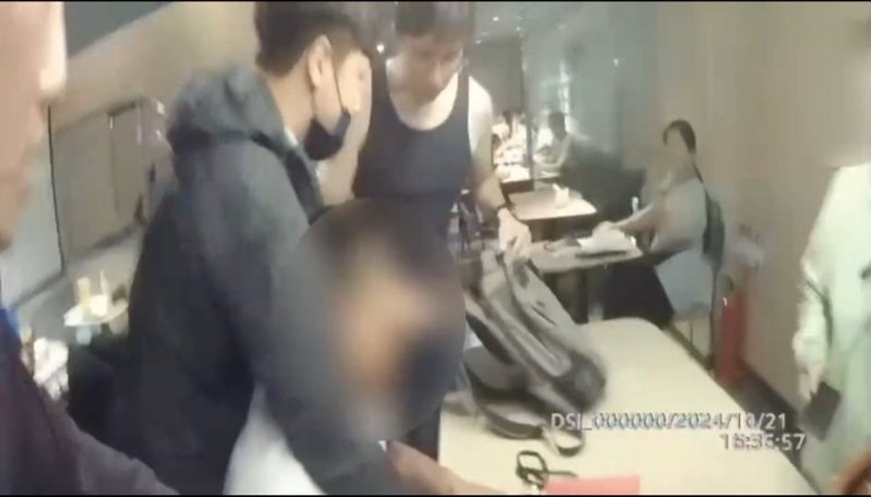 新北市樹林警方這月21日下午逮捕面交車手,查扣相關證物,警依法送辦。記者曾伯愷/翻攝 新北市樹林警方這月21日下午逮捕面交車手,查扣相關證物,警依法送辦。記者曾伯愷/翻攝