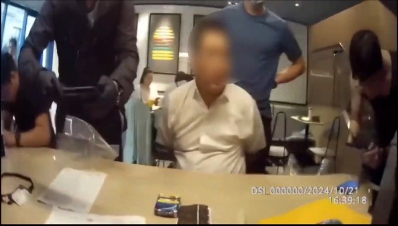 新北市樹林警方這月21日下午逮捕面交車手,查扣相關證物,警依法送辦。記者曾伯愷/翻攝 新北市樹林警方這月21日下午逮捕面交車手,查扣相關證物,警依法送辦。記者曾伯愷/翻攝